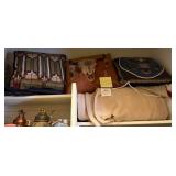 O - LOT OF PILLOWS & BLANKETS (E155)