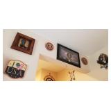 O - MIXED PIECES OF WALL DECOR (E58)
