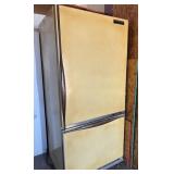 J - GENERAL ELECTRIC REFRIGERATOR/ FREEZER (G15)