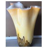 N1 - HANDKERCHIEF CASES GLASS RUFFLE VASE 13"T