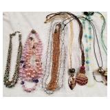 S2 - LOT OF COSTUME JEWELRY NECKLACES (Z20)