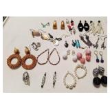 S2 - MIXED LOT OF COSTUME JEWELRY EARRINGS (Z139)