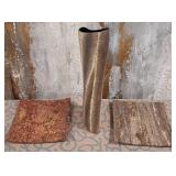 K - DCORATIVE VASE & TWO PLATES (S44)