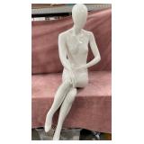 11 - WHITE FEMALE MANNEQUIN KNEELING DISPLAY (W49