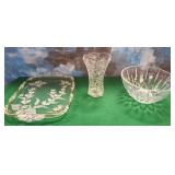 11 - DECORATIVE GLASSWARE AND VASE LOT