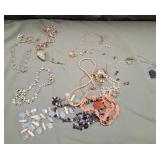 11 - MIXED LOT OF COSTUME JEWELRY (M201)