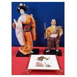N - TWO JAPANESE DOLLS & TILE TRIVET (N82)