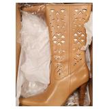 11 - PAIR OF WOMEN'S BOOTS SIZE 10M (D128)