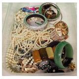 11 - MIXED LOT OF COSTUME JEWELRY (D122)
