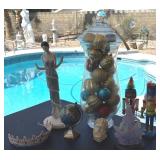 M1 - GLASS JAR WITH ORNAMENTS, NUTCRACKERS (Y148)