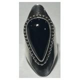 A LARGE STERLING SILVER ONYX RING 17.40GRS