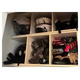 J1 - HELMETS, GLOVES, SUNGLASSES, SCARVES (L136)