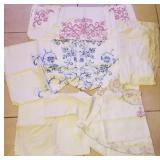 J2 - LOT OF EMBROIDERED TABLE LINENS (L125)