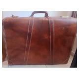 J2 - VINTAGE TRAVELAIRE SUITCASE (N22)