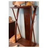 J2 - MAHOGANY-FINISH STAND (NO CONTENTS) (M59)