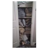 J4 - MIXED LOT OF KING BEDDING & PILLOWS (N35)