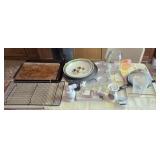 J4 - MIXED LOT OF KITCHEN ITEMS (L66)