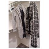 J4 - LOT OF WOMEN'S CLOTHING (N22)