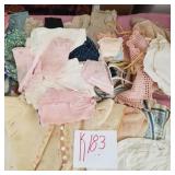 Q - LOT OF VINTAGE BABY CLOTHES (K183)