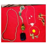 Q - MIXED LOT OF COSTUME JEWELRY (W132)
