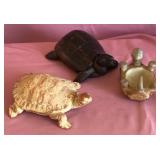 Q - LOT OF THREE TURTLE FIGURINES 9L13)