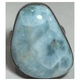 A LARGE STERLING SILVER LARIMAR RING 13.20GRS