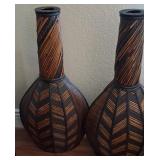 S2 - TWO DECORATIVE VASES (L8)