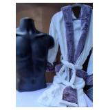 J2 - ROBE SIZE S/M & MANNEQUIN TORSO (G49)