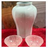 11 - VINTAGE VASE & COLLECTIBLE GLASS BOWLS (B95)