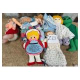 81 - LOT OF COLLECTIBLE DOLLS (Z13)
