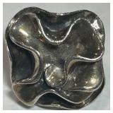 A  HEAVY STERLING SILVER RING 17.70GRS