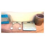 S3 - BATHROOM SCALES & WASTEBASKET (M100)