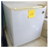 S3 - IGLOO MINI FRIDGE (M38)