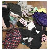 J3 - MIXED LOT OF CLOTHING (M82)