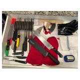 J1 - KITCHEN KNIVES, POT HOLDERS (K12)