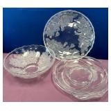 11 - GLASS SERVING PLATTERS & BOWL (Y52)
