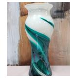11 - VINTAGE ART GLASS VASE (D31)