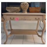 J2 - CONSOLE TABLE WITH HOME DECOR (K12)
