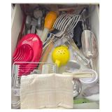 J2 - MIXED LOT OF KITCHEN UTENSILS (K3)