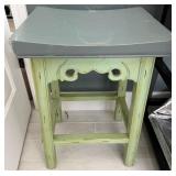 J4 - DISTRESSED ACCENT SIDE TABLE (O23)