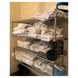 N2 - LOT OF TOWELS, ARTIFICIAL TREE (M107)