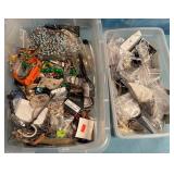 11 - MIXED LOT OF COSTUME JEWELRY (M17)