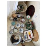 J1 - MIXED LOT OF COLLECTIBLES (D84)