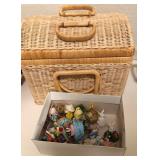 J1 - VINTAGE WICKER PICNIC BASKET, COLLECTIBLES