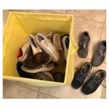 J2 - BIN OF SHOES SIZE 9 (M38)