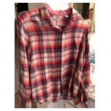 J2 - TOMMY BAHAMA SHIRT SIZE L (M37)