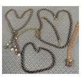 11 - MIXED LOT OF COSTUME JEWELRY (P69)