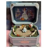 11 - DISNEY CINDERELLA MUSIC BOX (L102)