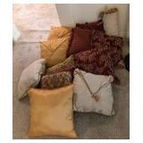 N4 - MIXED LOT OF ACCENT PILLOWS (A67)
