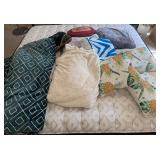 N4 - THROW BLANKETS & ACCENT PILLOWS (D5)
